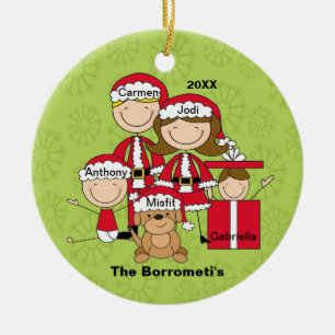 Familia de 4 con el ornamento del navidad del