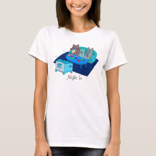 Familia de gato que mira la camiseta linda del