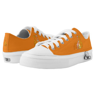 Familia de jirafas en zapatos Naranjas y amarillos