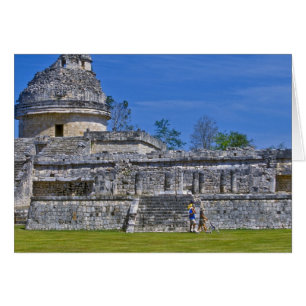 Familia de turistas pasa junto a antiguo Mayan