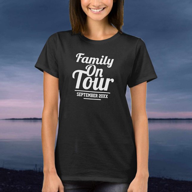 Familia en camiseta de vacaciones turísticas (Subido por el creador)