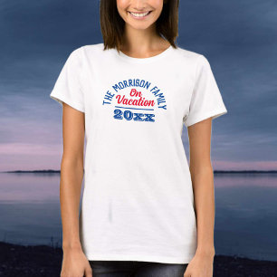 Familia en la camiseta de vacaciones