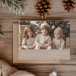 Familia fotográfica de navidades | Tarjeta postal<br><div class="desc">Celebra el espíritu de la temporada con nuestra elegante postal de Navidades en suaves tonos neutros. Con su foto familiar favorita y su texto de personalizable que dice "Esto son Navidades", junto con un nombre personalizado, esta tarjeta le agrega un toque de sentido a sus saludos de vacaciones. Perfecto para...</div>