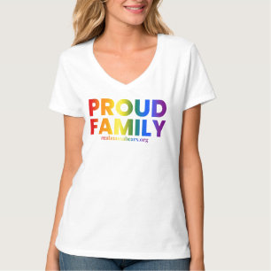 Familia orgullosa contra camiseta de cuello