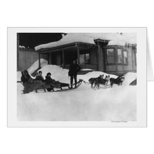 Familia viajando por Dog Sled en Alaska