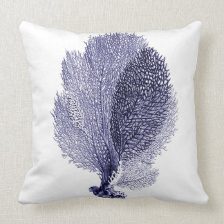 Fan de mar azul en el Cojín decorativo blanco