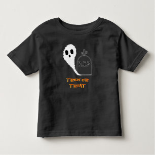 Fantasma espeluznante con una camiseta de hallowee