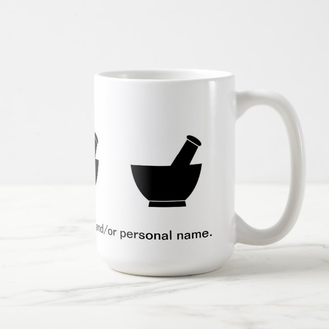 Farmacéutico que compone la taza del viaje del (Derecha)