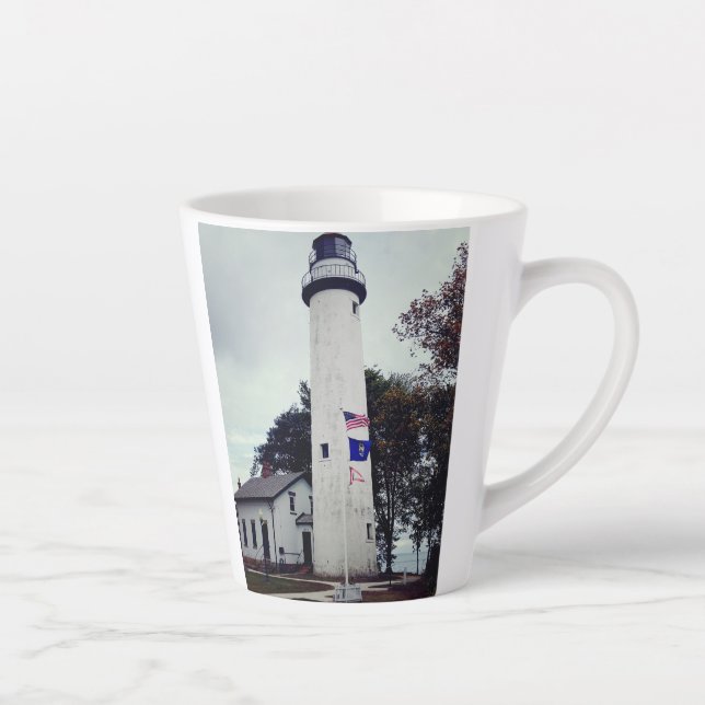 Faro de Pointe Aux Barques en una taza de café (Derecha)