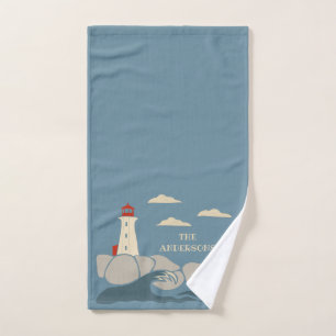 Faro en la costa rocosa
