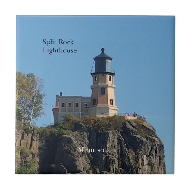 Faro Split Rock Lighthouse desde baldosa de playa (Frente)