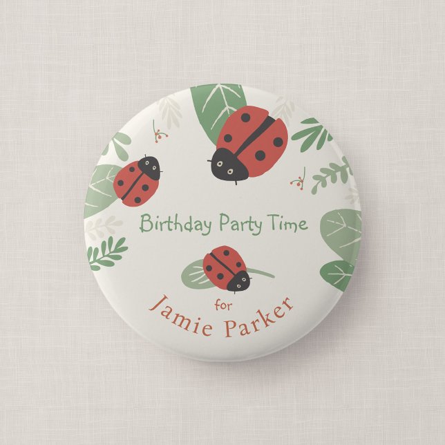 Favor de botón para invitado de fiesta infantil La (Ladybird Meadow - Birthday Party Button Badge)
