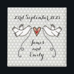Favor de imán Boda de palomas blancas personalizad<br><div class="desc">Un ilustracion de 2 hermosas palomas sosteniendo una cinta de correr con un corazón de amor unido</div>