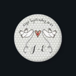 Favor de imán Boda de palomas blancas personalizad<br><div class="desc">Un ilustracion de 2 hermosas palomas sosteniendo una cinta flotante con un corazón amoroso unido.</div>