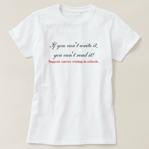 Favorable escritura cursiva en camiseta de las