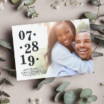 Fecha de burbuja | Foto Guardar la tarjeta de fech<br><div class="desc">Foto de moda guardar las tarjetas de fecha con tu foto de compromiso horizontal o horizontal favorita con un gradiente blanco en el lado izquierdo, mostrando tu fecha boda en gris carbón con una alineación única y desigual para un aspecto moderno. Personalice con sus nombres, "guarde la fecha" y ubicación...</div>