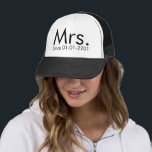 Fecha personalizada Sra. Just Casada Gorra Novia<br><div class="desc">¿Acabo de casarme? Muestra tu nuevo estatus en la recepción, la luna de miel o alrededor de la ciudad con esta cadera y equipo en blanco y negro con letras de estilo moderno junto con un día de boda personalizado u otro texto como el nombre. Genial que la estrella nupcial...</div>