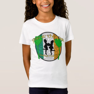 Feis en la camiseta de la muñeca del chica justo