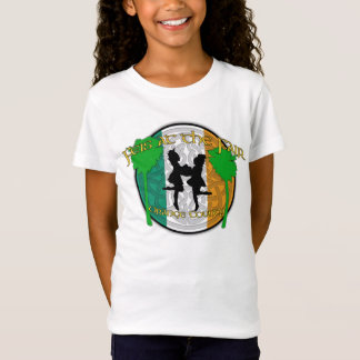 Feis en la camiseta de la muñeca del chica justo