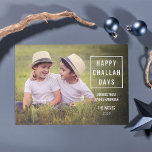 Felices Días de Retos | Tarjeta fotográfica modern<br><div class="desc">Estas tarjetas de fotos de Hanukkah tienen un ambiente moderno y minimalista con un giro descarado. El diseño presenta una caja de contorno cuadrado blanco con "Happy Challah Days" inscrita en el interior de un tipo de letra de bloque blanco. Tres líneas de texto de personalizable le permiten agregar un...</div>