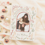 Felices Fiestas Ilustraciones de Navidad con Foto<br><div class="desc">Captura la magia de las fiestas con esta tarjeta de Navidad retro. Presenta una foto enmarcada en forma de arco, rodeada por un borde dibujado a mano que le un toque vintage y divertido. En la parte superior hay un pergamino con la "Felices Fiestas". Las ilustraciones son de Clásicos navideños...</div>