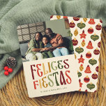 Felices Fiestas Postales de Navidad Retro con Foto<br><div class="desc">¡Una navideña postal con un estilo retro y divertido! Ideal para quienes desean algo original. La familia se presenta en un formato horizontal en la parte superior de la tarjeta. Justo debajo, el "Felices Fiestas" se・en una tipografía vintage y llamativa, con una paleta de colores inspirada en los años 70:...</div>