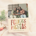 Felices Fiestas Postales de Navidad Retro con Foto<br><div class="desc">¡Una navideña postal con un estilo retro y divertido! Ideal para quienes desean algo original. La familia se presenta en un formato horizontal en la parte superior de la tarjeta. Justo debajo, el "Felices Fiestas" se・en una tipografía vintage y llamativa, con una paleta de colores inspirada en los años 70:...</div>