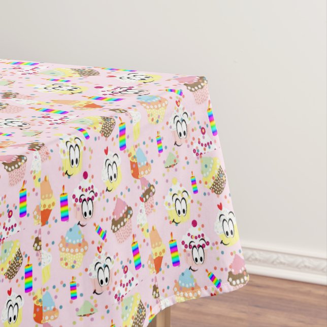 Felices pasteles de cumpleaños con manteles (In Situ)