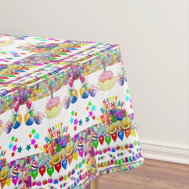 Felices pasteles de cumpleaños con manteles (In Situ)