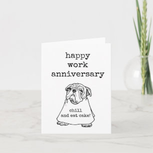 Feliz aniversario de trabajo, pug con tarjeta de R