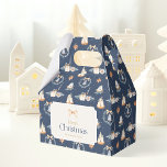 Feliz caja de favores navideños con compás de oro<br><div class="desc">Añada encanto de vacaciones a sus regalos con esta elegante caja de favores de los Navidades. Con un fondo marino festivo con velas de color de agua, estrellas, coronas y un arco dorado, es perfecto para galletas, dulces o pequeños regalos de vacaciones. Personalizado con el nombre de su familia, esta...</div>
