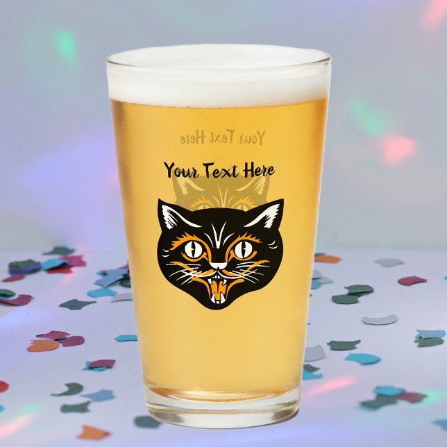 Feliz cara negra de gato de Halloween (Halloween vintage black cat face with orange and white accents on glass drink tumbler.)