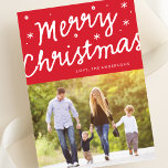 Feliz Cepillo de Navidad Leyendo una foto<br><div class="desc">Tarjeta fotográfica con letras navideñas de ferry. Tu foto en el patrón de respaldo actual o posterior. Tu foto en el frente. Navidades Rojo. Letras de brocha de alegría. Hermoso y atrevido. Detalle de estrellas. Diseño festivo y feliz.</div>