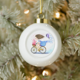 Feliz Chica con el adorno de Navidad en bicicleta