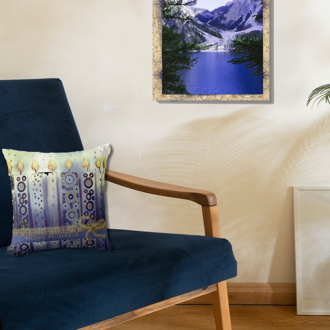 Feliz Cojín decorativo de las Velas Azules de Hanu (Happy Hanukkah Blue Candles Throw Pillow)