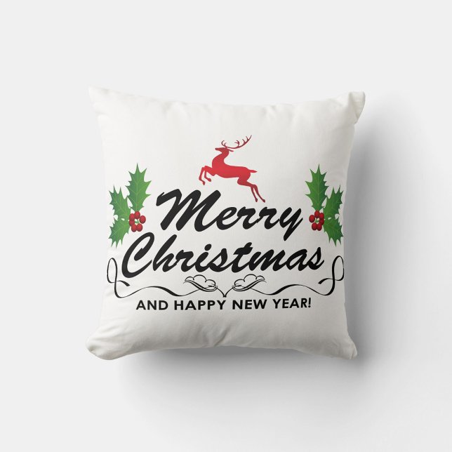 Feliz Cojín decorativo navideño (A throw pillow with the words "Merry Christmas" in a decorative black font, with a red reindeer.)
