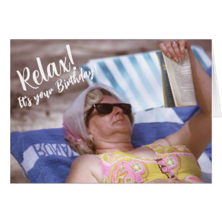 Feliz cumpleaños relajándose en la playa de Vintag