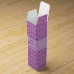 Feliz día de la madre púrpura añada tu nombre caja<br><div class="desc">Caja gráfica de estilo gráfico con estampado violeta, ideal para los amantes del vino de las madres para que se ocupen de su elección de vino. Lee Feliz Día de la Madre y agrega tus nombres. Perfecto para que su regalo parezca más especial. Patrón gráfico y diseño de Sarah Trett....</div>