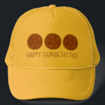 Feliz Día del Fastnacht de Fasnacht, Gorra de Donu<br><div class="desc">Gorra presenta un original ilustracion de marca de una fila de donuts fasnacht,  con FELIZ DÍA FASNACHT en una fuente divertida.</div>