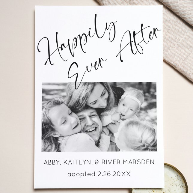 "Feliz día después" Foto Invitación de adopción ("happily ever after" black and white script photo adoption announcement card elegant simple modern)