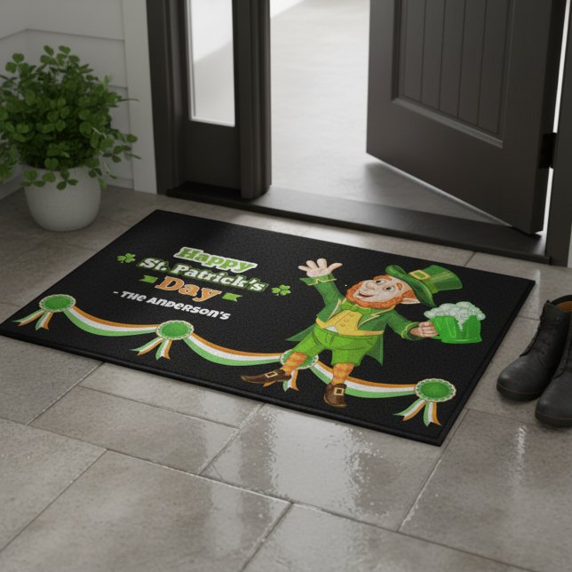 Feliz felpudo San Patricio (Happy Leprechaun St Patrick's Personalized Doormat)