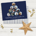 Feliz Hanukkah 10 Foto de la Marina Blanco Azul<br><div class="desc">¿No puedes escoger una o dos de tus fotos familiares favoritas? Estas grandes tarjetas de felicitación planas Hanukkah de 8, 75" x 6, 5" incluyen marcadores de posición para 10 de tus fotos favoritas, nombre de familia y año. Las fotos están en forma de borde azul marino. El saludo, Happy...</div>