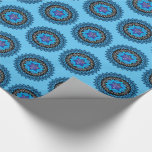 Feliz Hanukkah con papel de envolvimiento azul men<br><div class="desc">Gran patrón para envolver tus regalos de Hanukkah. Menorah azul con Estrella de David sobre fondo azul, </div>
