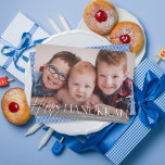 Feliz Hanukkah Elegant Script Tarjeta fotográfica<br><div class="desc">Esta elegante y moderna tarjeta fotográfica de Hanukkah presenta una elegante tipografía blanca sobre una foto única y horizontal de sangre completa. El saludo al frente dice "Feliz Hanukkah". Este diseño se adapta a una sola foto horizontal en la parte delantera de la tarjeta. En el reverso se encuentra un...</div>