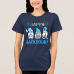 Feliz Hanukkah Gnomes Dreidel Menorah<br><div class="desc">Happy Hanukkah Gnomes Dreidel Menorah T-Shirt presenta tres lindos gnomos con una estrella de David,  Menorah y Dreidel con el texto "Happy Hanukkah" en la tipografía de escritura moderna. Diseñado por Evco Holidays www.zazzle.com/store/evcoholidays</div>