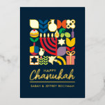 Feliz Hanukkah, tarjeta de feriado para Relieve me<br><div class="desc">Feliz Hanukkah / Saludos geométricos modernos de Chanukah en verdadero Relieve metalizado dorado en la Marina Oscura. Menorah, Dreidel, Donuts, Stars & Olive oil... Están todos aquí. Símbolos judíos Hanukkah Espacio para agregar tu texto personalizado al frente y al revés. Hebreo al revés dice, "Chanukah Sameach" — Feliz Hanukkah. Esta...</div>