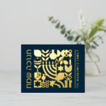 Feliz Hanukkah, tarjeta de feriado para Relieve me<br><div class="desc">Feliz Hanukkah / Saludos geométricos modernos de Chanukah en verdadero Relieve metalizado dorado en la Marina Oscura. Menorah, Dreidel, Donuts, Stars & Olive oil... Están todos aquí. Símbolos judíos Hanukkah Espacio para agregar tu texto personalizado al frente y al revés. Felices deseos de Hanukkah. Esta hermosa y lujosa mirada es...</div>
