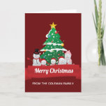 Feliz Navidad a la familia Snowman, Personalizado<br><div class="desc">Esta linda tarjeta de Navidades muestra un adorable dibujo de una familia de hombres de nieve frente a un hermoso árbol de Navidad. El banner rojo festivo se personaliza con tu propio texto y el interior se puede personalizar con tu propio saludo de vacaciones para Navidad.</div>