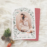 Feliz Navidad | Arco de Acuarela Botánica con Foto<br><div class="desc">Tarjeta de navegación con una foto ovalada rodeada de un escenario inspirado en el bosque. Un elegante marco en forma de arco, decorado con hojas verdes, bayas rojas, piñas y flores, crea un festival y certificado de alrededor de su foto. En la esquina izquierda superior izquierda posa un pajarito, mientras...</div>