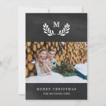 Feliz Navidad | Aspecto de Chalkboard con foto<br><div class="desc">Esta rústica tarjeta de vacaciones incluye dos de sus fotos personales,  con una corona blanca de laurel que rodea su monograma sobre un fondo negro de pizarra.</div>